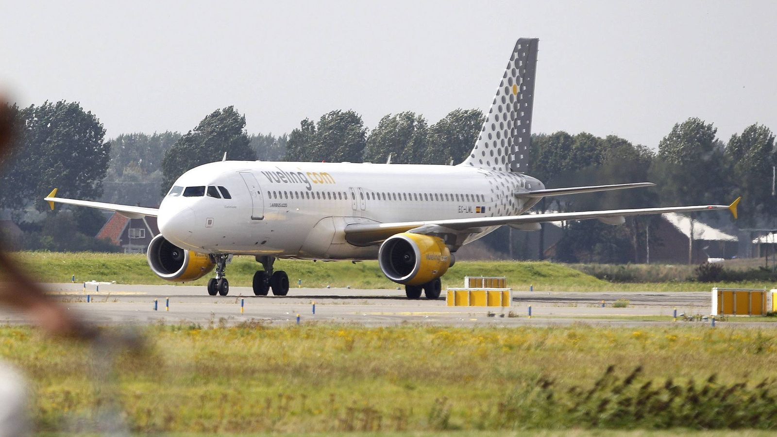 Foto: Cancelación de vuelos de Vueling en Francia por la huelga de controladores (EFE)