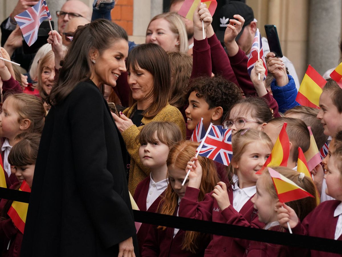 Foto: Doña Letizia saluda a unos niños británicos. (Gtres)