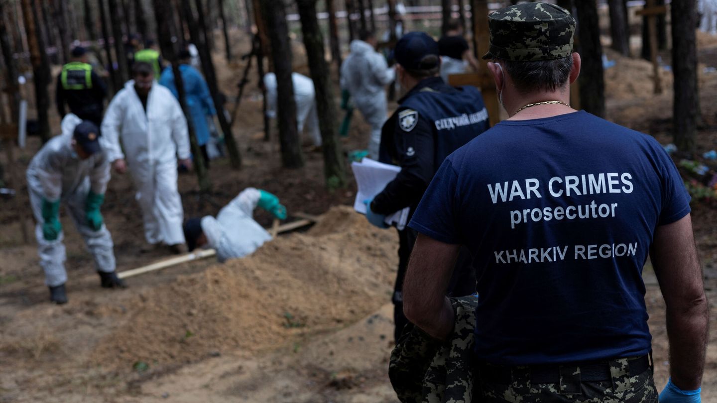 Un investigador de crímenes de guerra durante una exhumación en Járkov. (Umit Bektas/Reuters)
