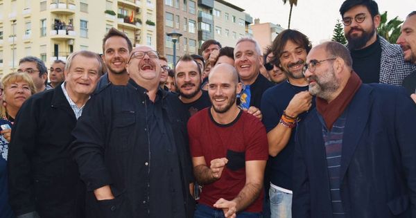 Foto: Grupo de humoristas amigos de Chiquito de la Calzada, ayer, en su homenaje en Málaga (Toñi Guerrero).