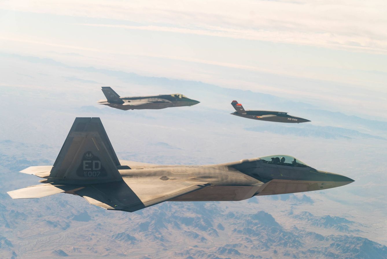 Imagen de la prueba del día 20 de diciembre de 2020 con un F-22, F-35 y XQ-58A en formación. (USAF)