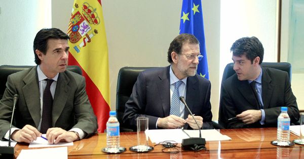 Foto: Foto de archivo del exministro de Industria José Manuel Soria, junto con el presidente del Gobierno, Mariano Rajoy, y el actual ministro de Energía, Álvaro Nadal. (EFE)