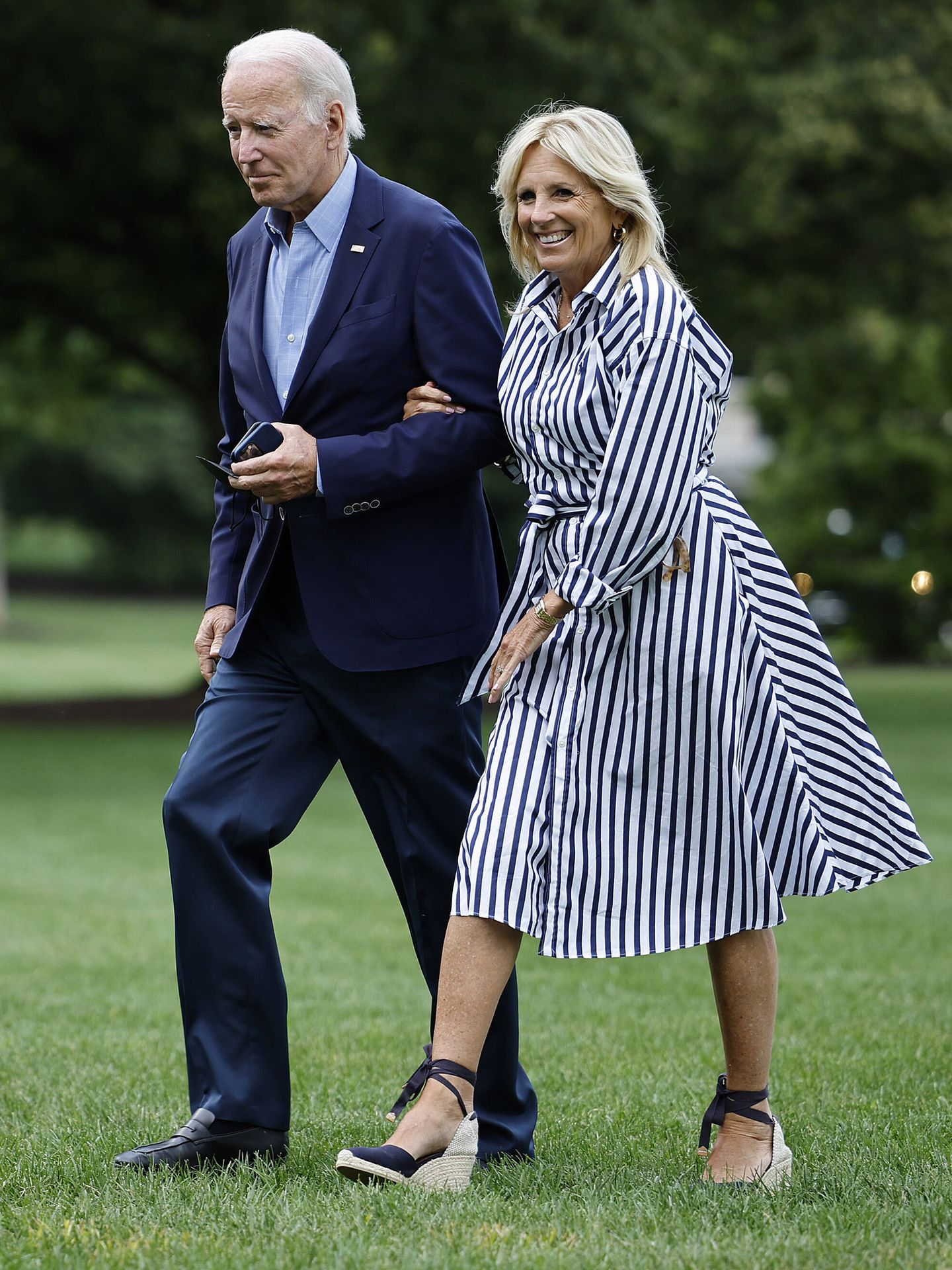 El look completo de Jill Biden, con vestido camisero y alpargatas. (Getty/Chip Somodevilla)