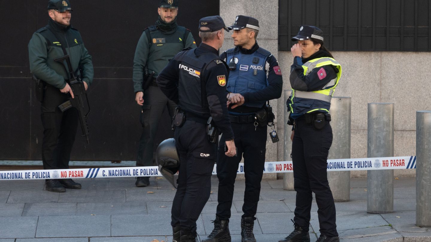 Agentes de la Guardia Civil y la Policía Nacional en la embajada de EEUU en Madrid.