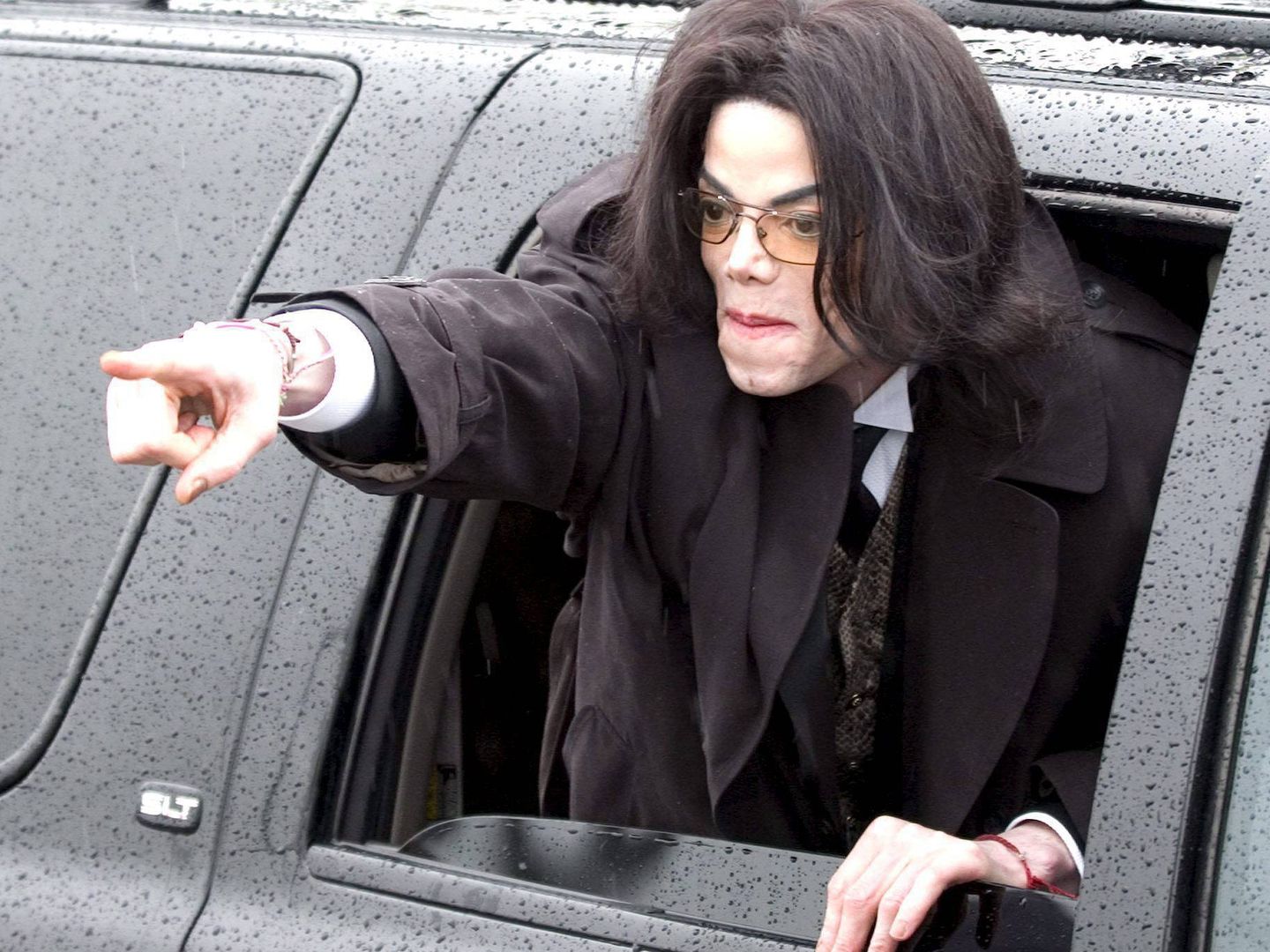 Michael Jackson en 2005 a la salida de la Corte del Condado de Santa Barbara. (Efe) 