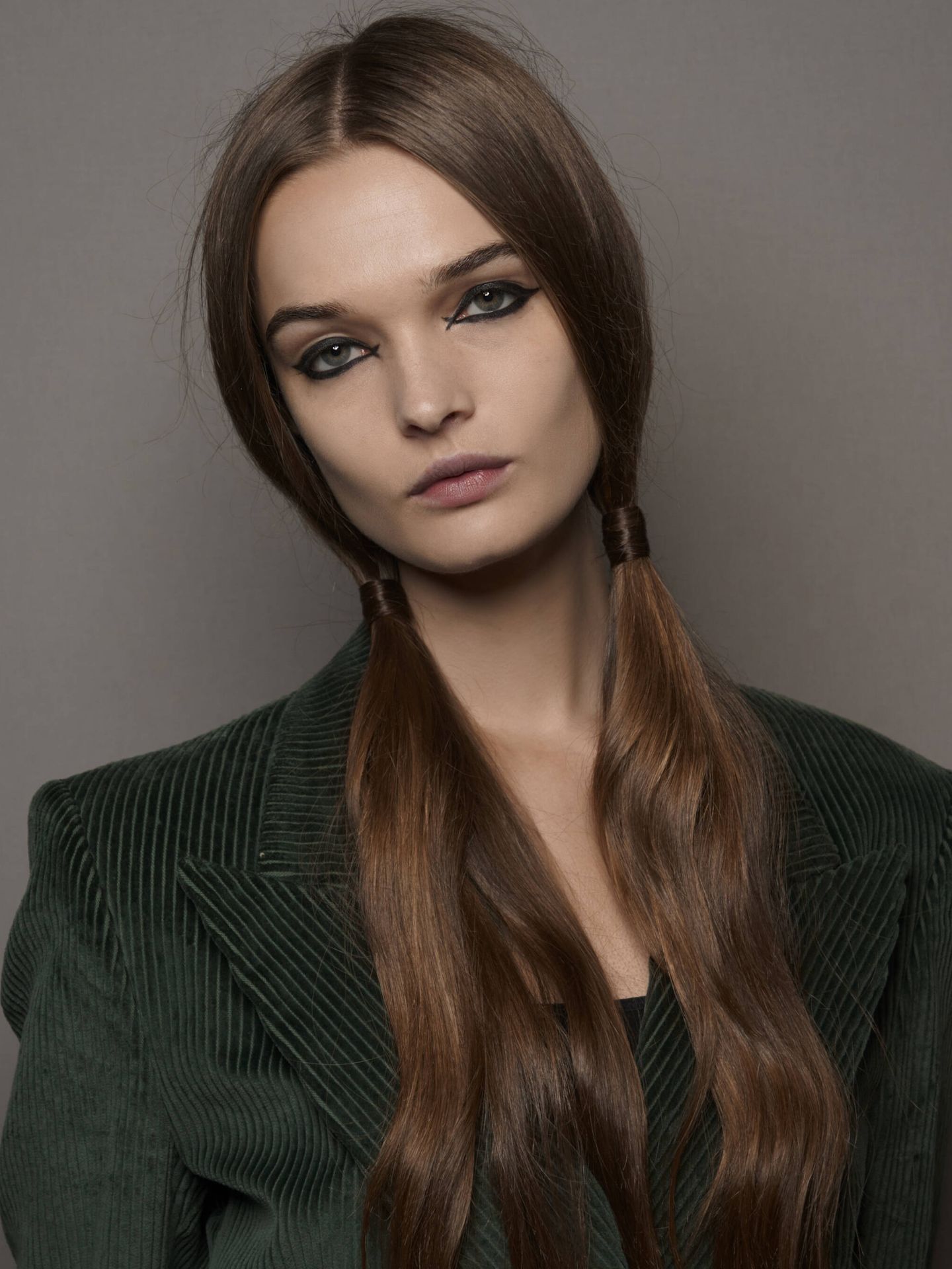 La propuesta de Dior para la primavera-verano 2023 combinaba el eyeliner cruzado de inspiración retro con peinados 2000. (Imaxtree)