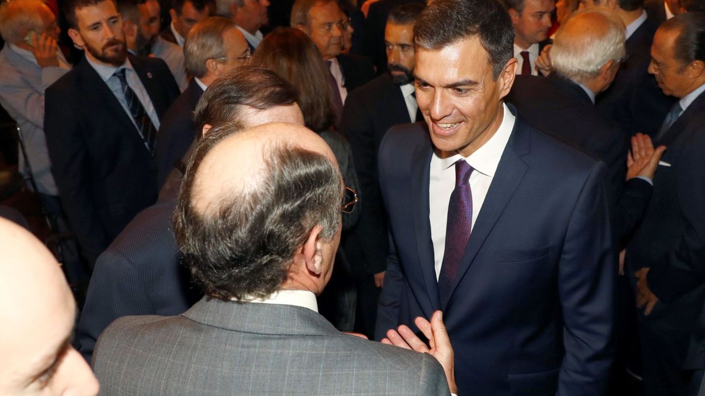 Pedro Sánchez conversa con el presidente de Iberdrola, José Ignacio Sánchez Galán. (EFE)