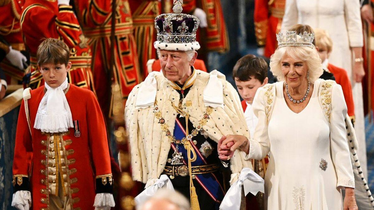 De la corona imperial de Carlos III a la tiara y el vestido blanco de Camila: los detalles de la apertura del parlamento 