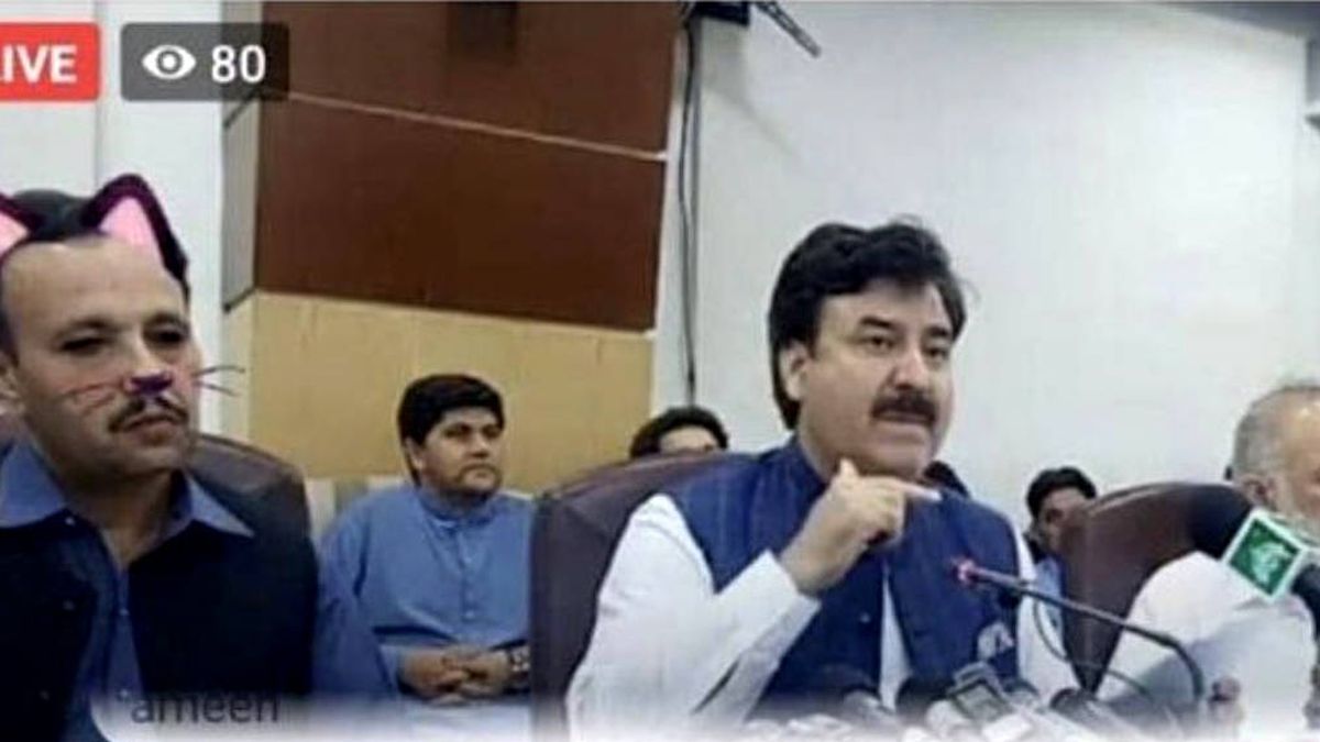 Un político pakistaní retransmite una rueda de prensa con un filtro de gatos activado