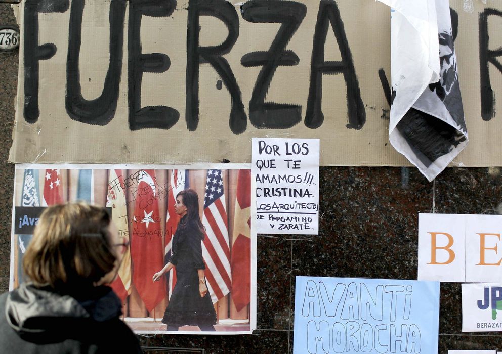 Foto: Simpatizantes de la presidenta argentina ante la clínica donde fue intervenida, en Buenos Aires (Efe).