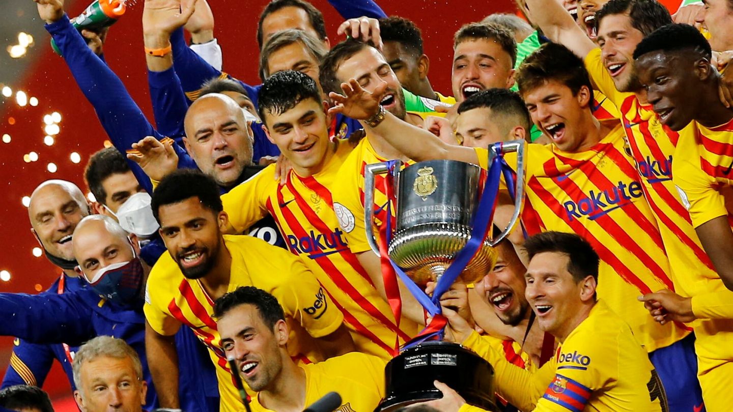 Messi levanta la Copa del Rey ganada en La Cartuja ante el Athletic en 2021. (REUTERS/Marcelo Del Pozo).
