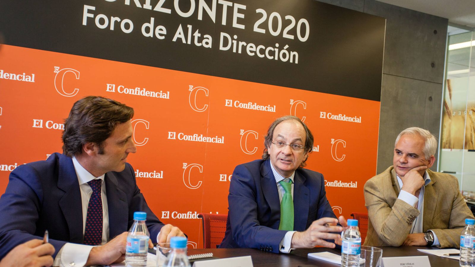 Foto: Entrevista a Pere Viñolas (c) junto a Alberto Artero (d), director general de El Confidencial. (EC).