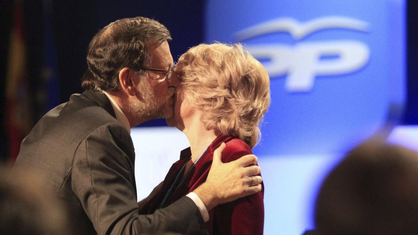 Foto: El presidente del Gobierno y del PP, Mariano Rajoy (i), saluda a la presidenta del PP de Madrid, Esperanza Aguirre. (EFE)