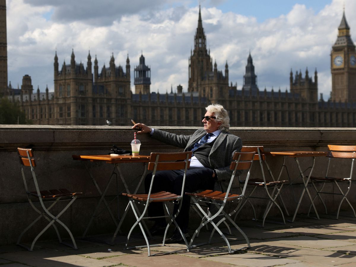 Foto: Un turista, frente al Big Ben de Londres (REUTERS/Hollie Adams).