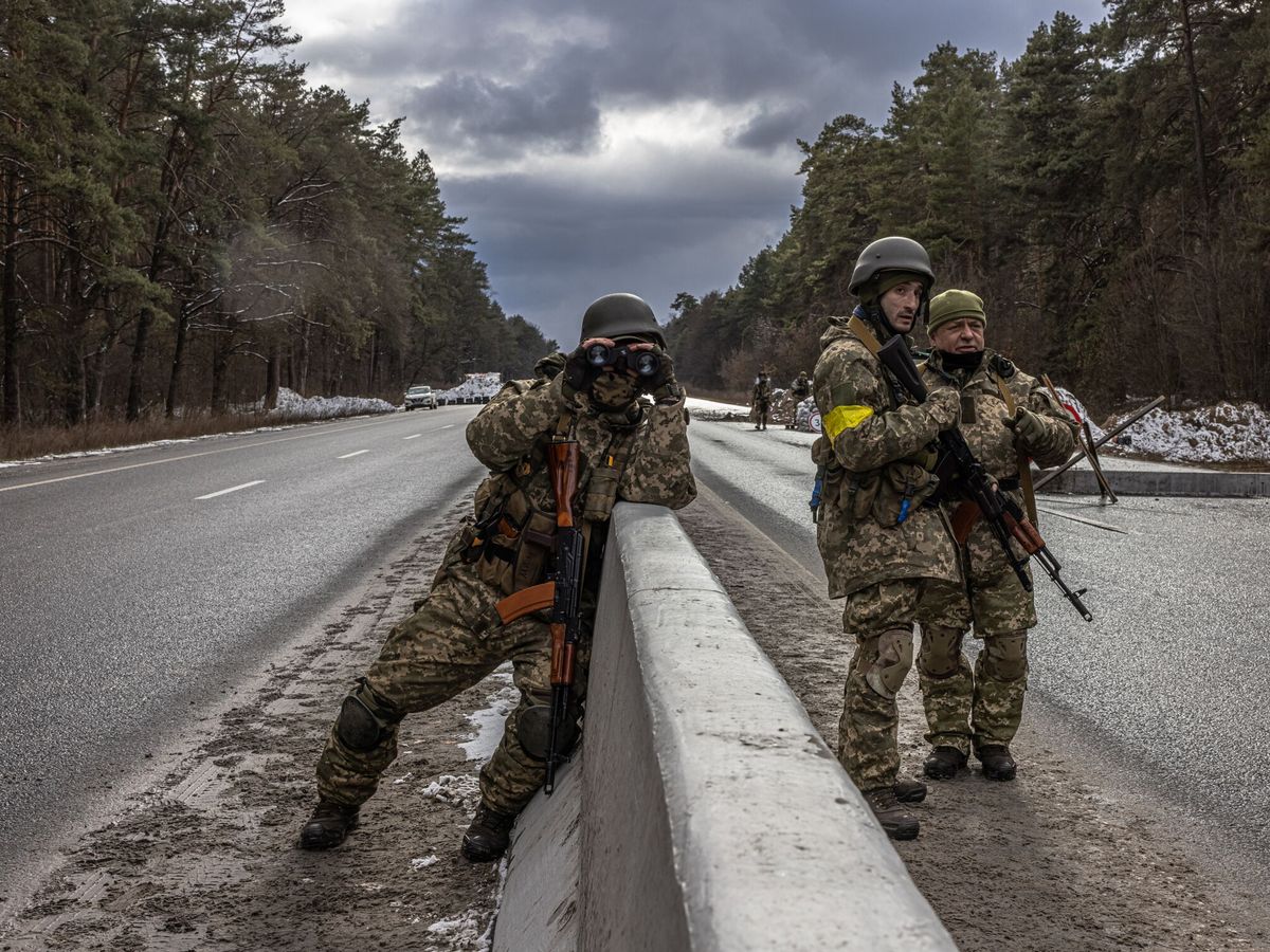 Foto: Militares en el frente de Kiev. (EFE/EPA/Roman Pilipey)