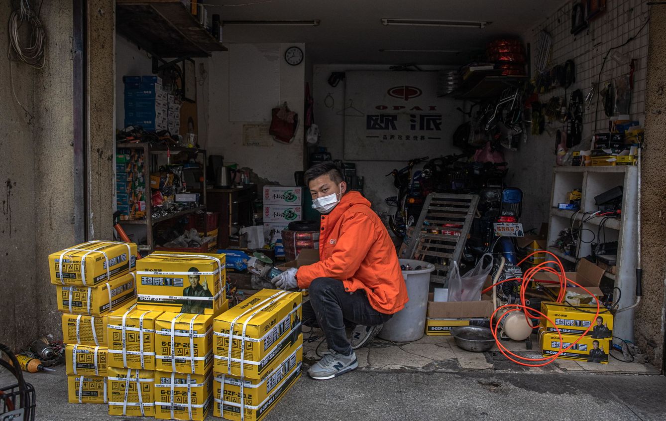 Un hombre, en las calles de Wuhan este lunes. (Reuters)