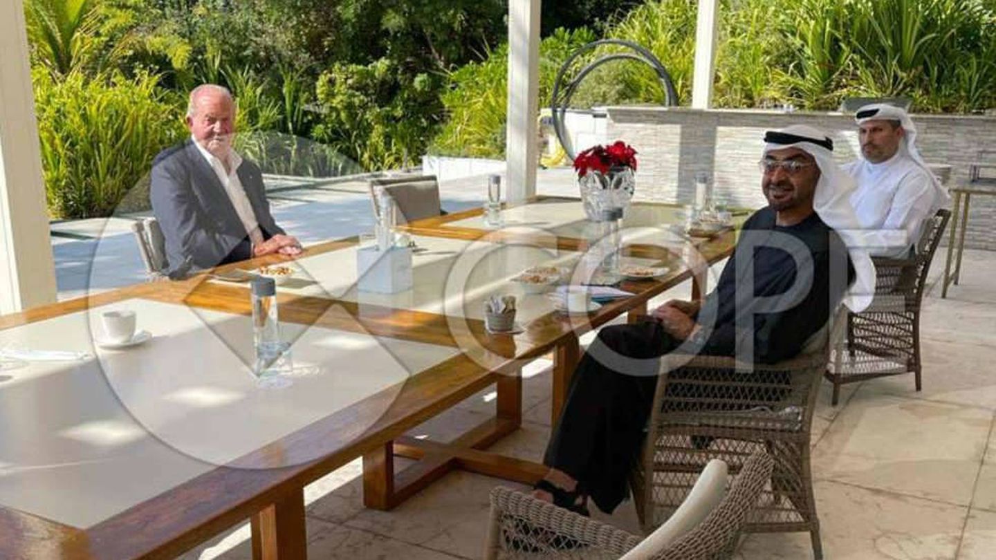Juan Carlos, con el príncipe heredero de Abu Dabi en una imagen publicada por COPE.