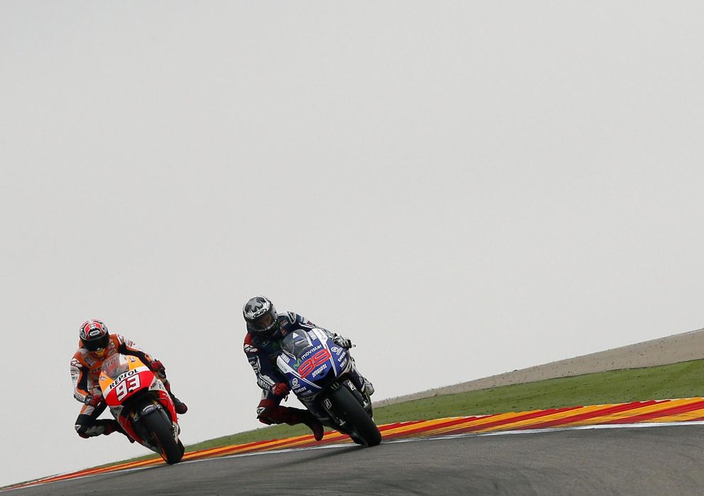 Foto: Jorge Lorenzo liderando la carrera de MotoGP en Motorland (Reuters).