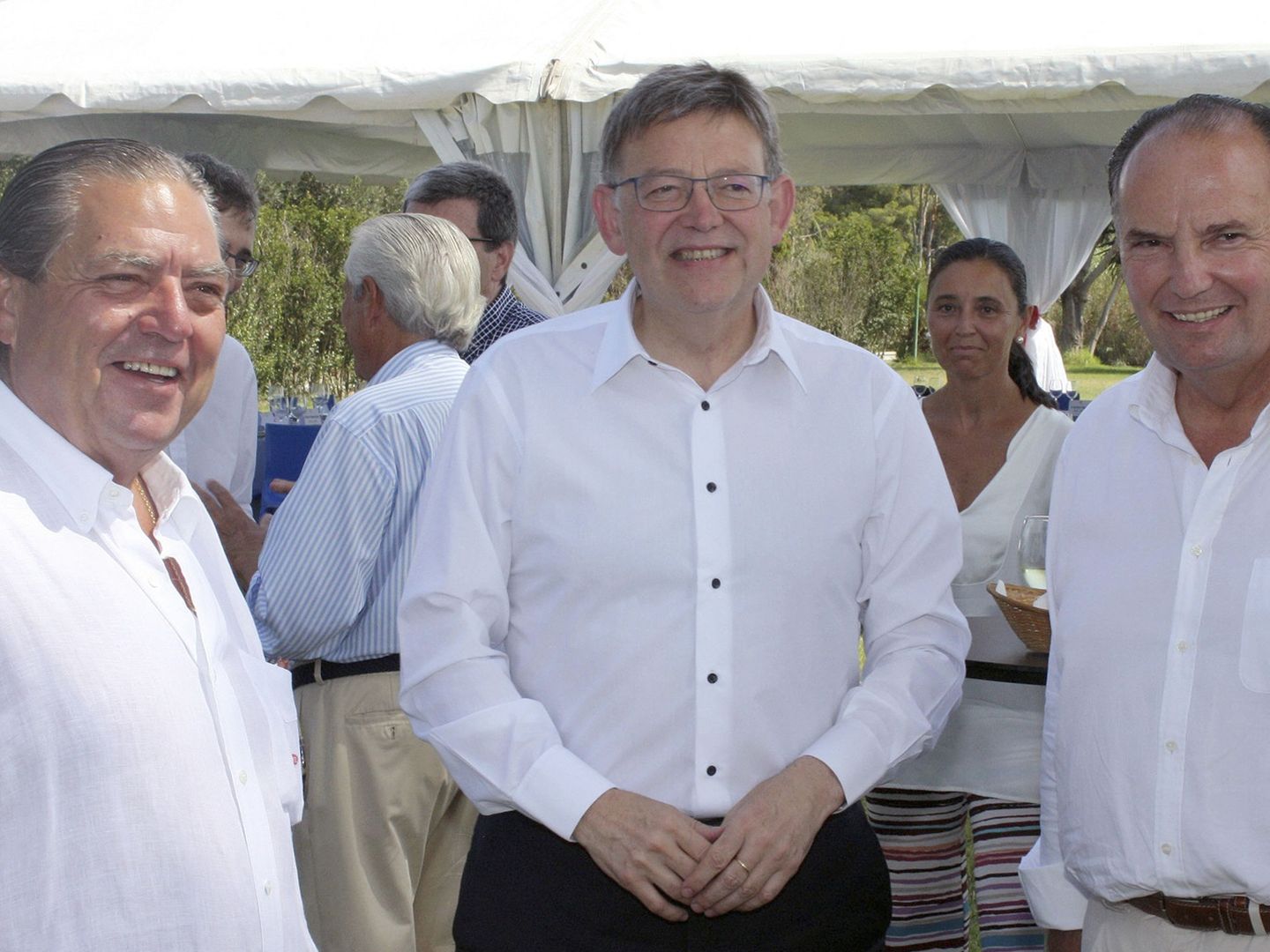 Ximo Puig, ayer, con Vicente Boluda (i) y José Vicente Morata (d), en un almuerzo con empresarios en la Albufera de Valencia. (Efe)