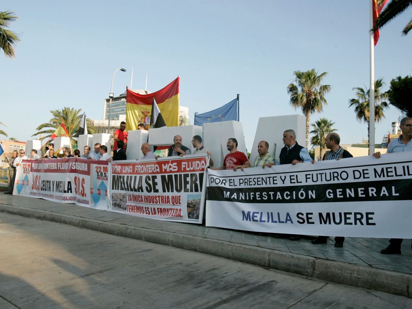 Una manifestación celebrada en mayo bajo el lema 'Melilla se muere'. (EFE)