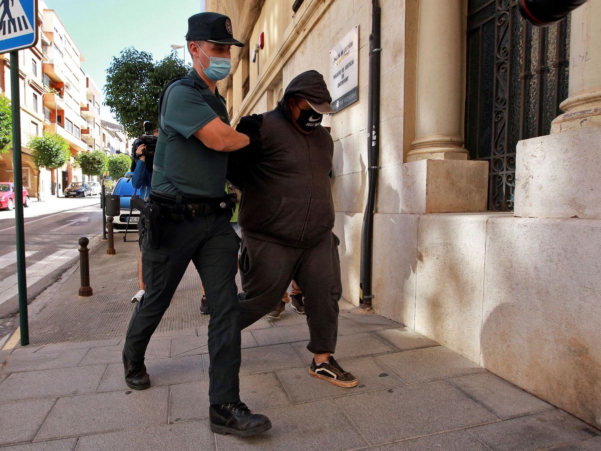 Foto: Uno de los detenidos por su supuesta participación en una violación grupal en l'Olleria. (EFE)