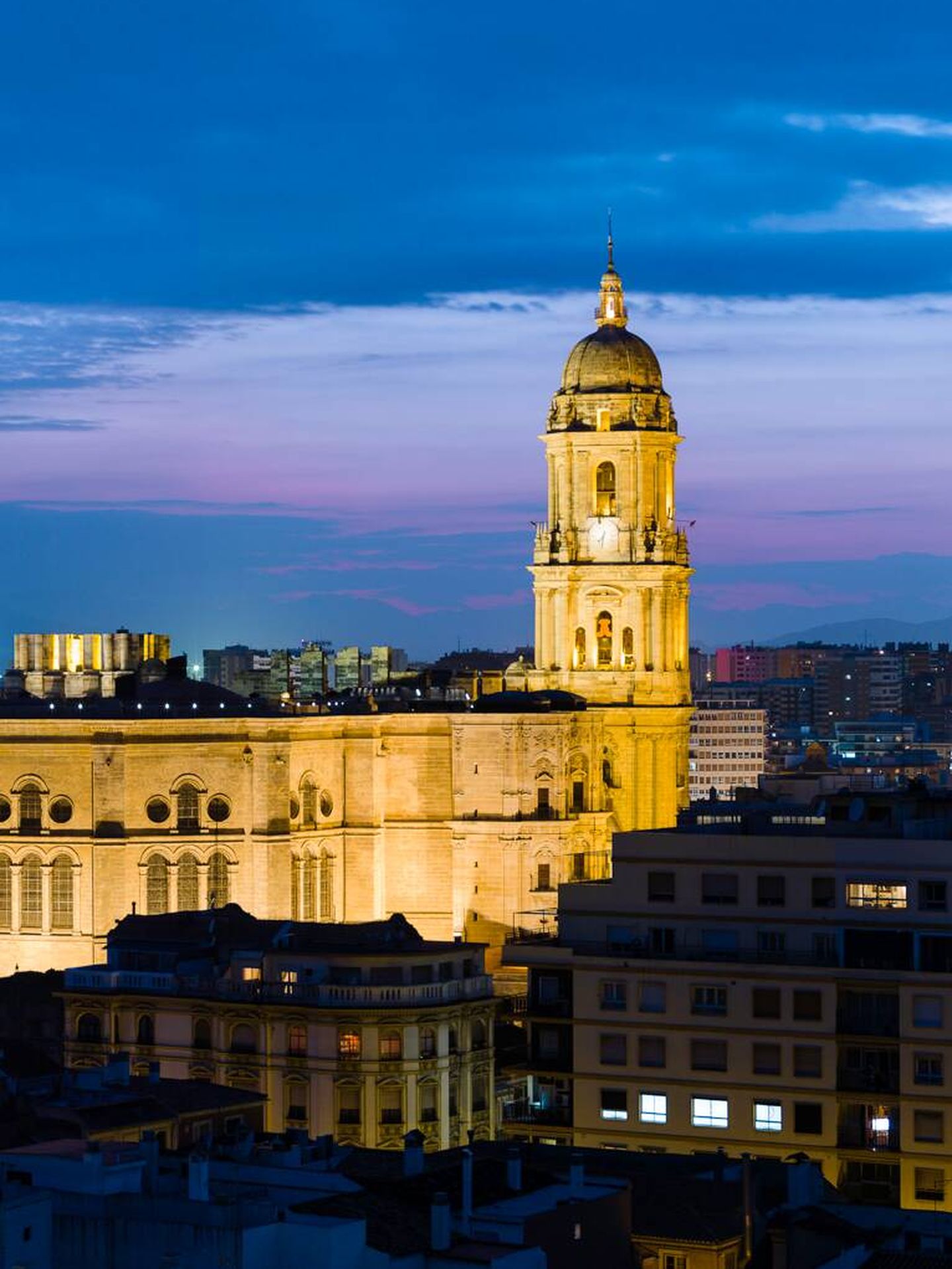 Desde el pasaje de Chinitas se consiguen las mejores vistas de la catedral de Málaga, o de la Manquita, como a los malagueños les gusta llamarla. (Cortesía)
