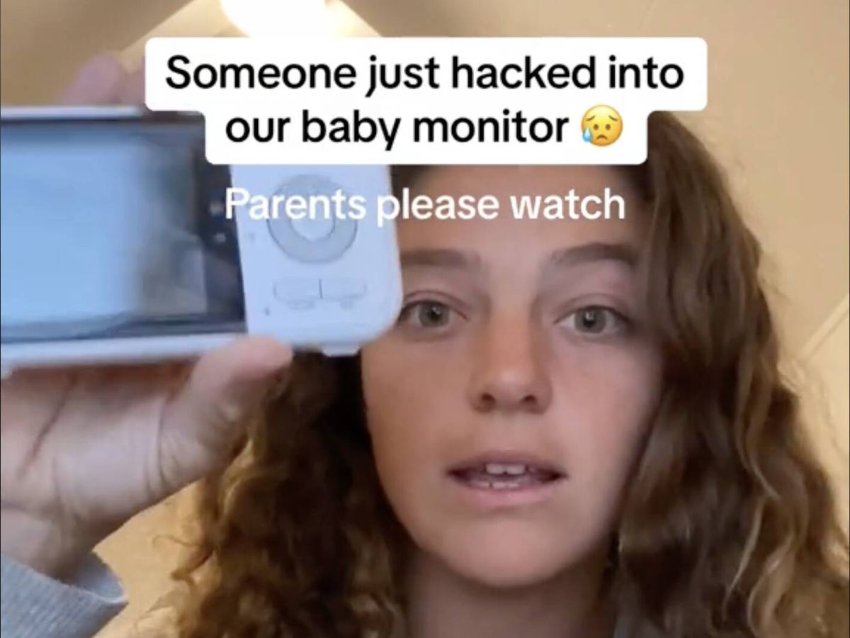 Foto: La madre muestra el monitor de bebé hackeado (TikTok/Eden Thomson)