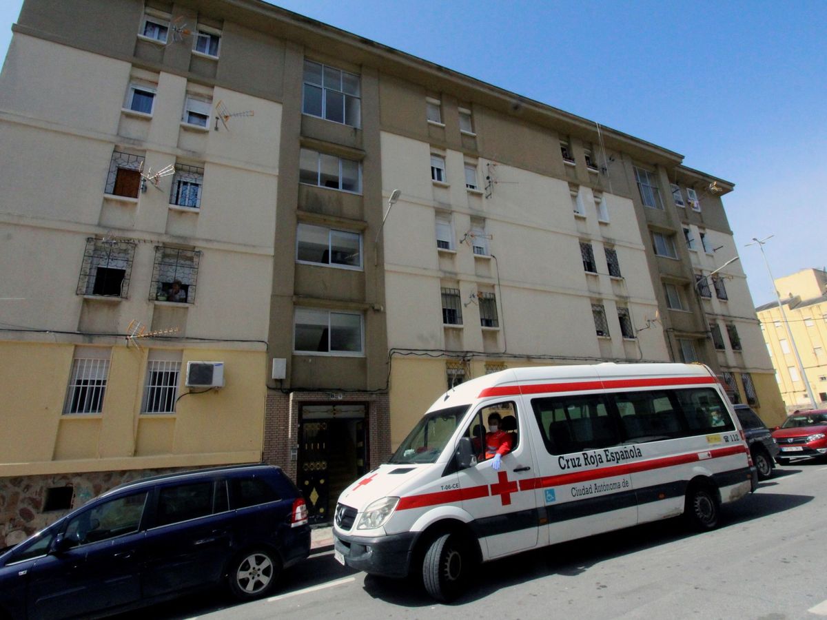 Foto: Un vehículo de la Cruz Roja estaciona frente a un bloque de viviendas en Ceuta en el que han sido detectado varios casos positivos. (EFE) 