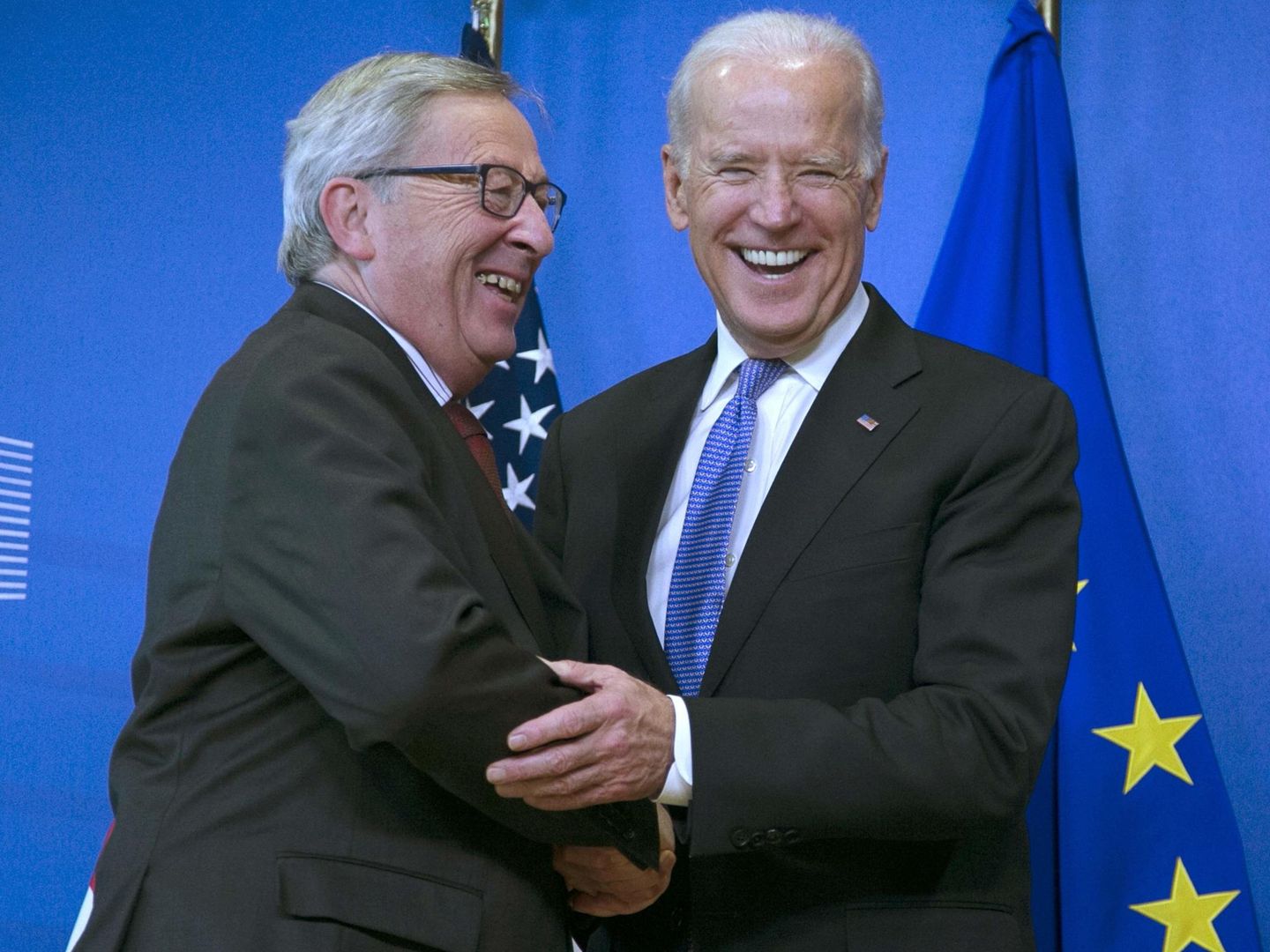 Biden junto al antiguo presidente de la Comisión Europea, Jean-Claude Juncker, durante su etapa como vicepresidente de EEUU. (Reuters)