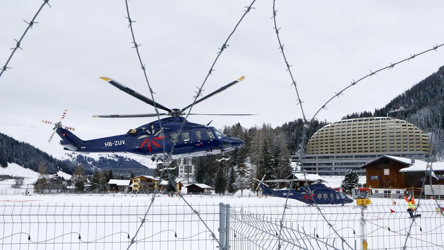 Un participante en el Foro Económico Mundial llega en helicóptero privado a Davos (Reuters).