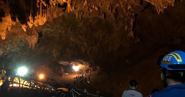 Foto: Los equipos de rescate tratan de localizar a un grupo de futbolistas atrapados en una cueva en Tailandia | Reuters