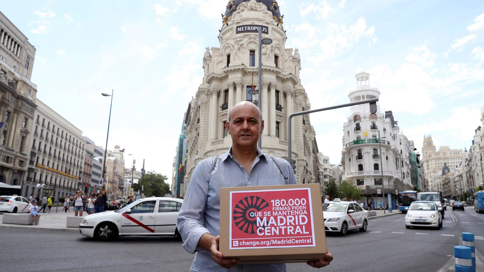 Foto: Entrega de firmas para mantener Madrid Central. (EFE)