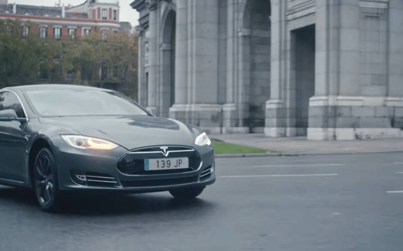 Un coche Tesla, prestando servicios de transporte con Uber en Madrid.