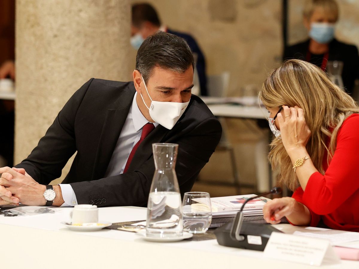 Foto: El presidente del Gobierno, Pedro Sánchez (i), conversa con la vicepresidenta segunda y ministra de Trabajo, Yolanda Díaz (d). (EFE)