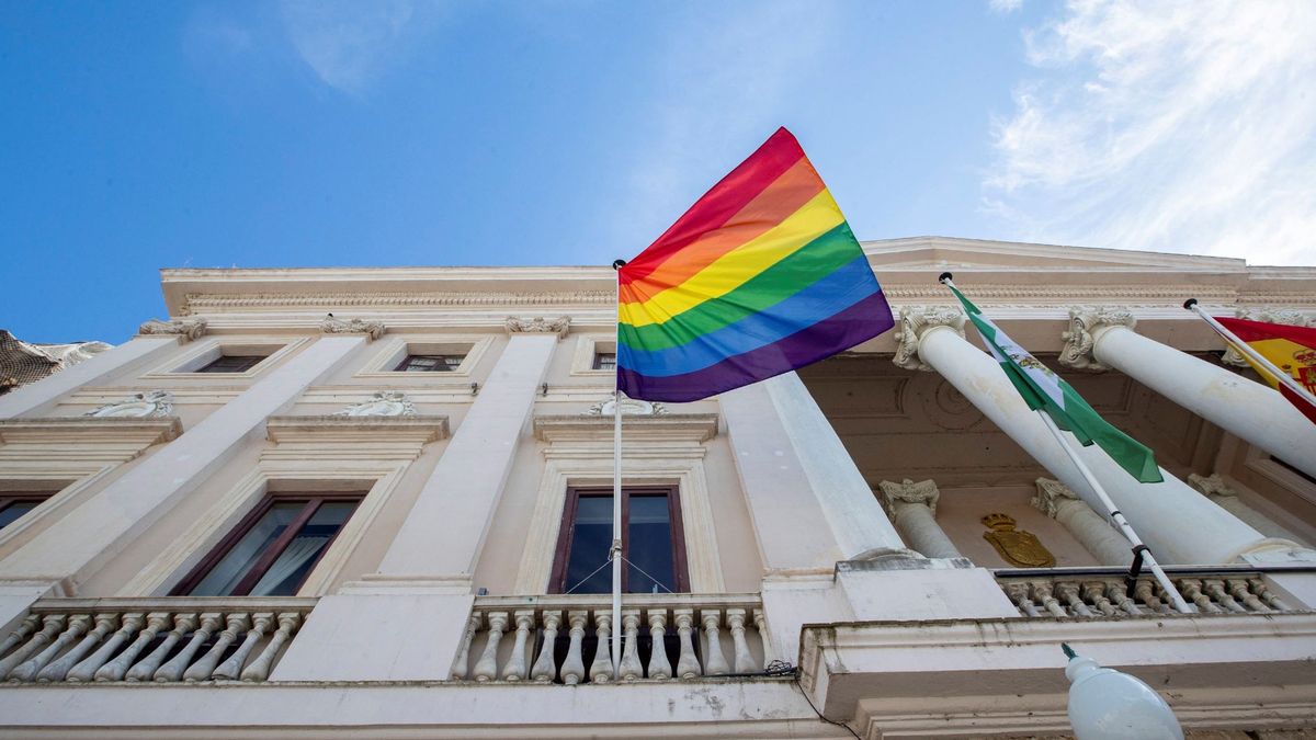 Una jueza obliga al Ayuntamiento de Sevilla a retirar la bandera arcoíris de una glorieta