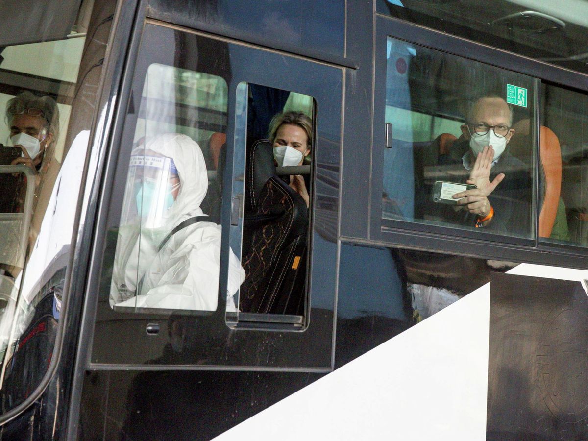 Foto: Traslado de los expertos a su hotel desde el aeropuerto de Wuhan. (Reuters)