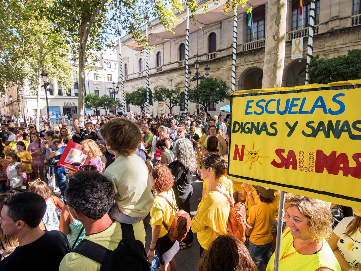 Foto: Una concentración en apoyo de la ley de bioclimatización en Sevilla, antes de su aprobación (EFE / Raúl Caro)