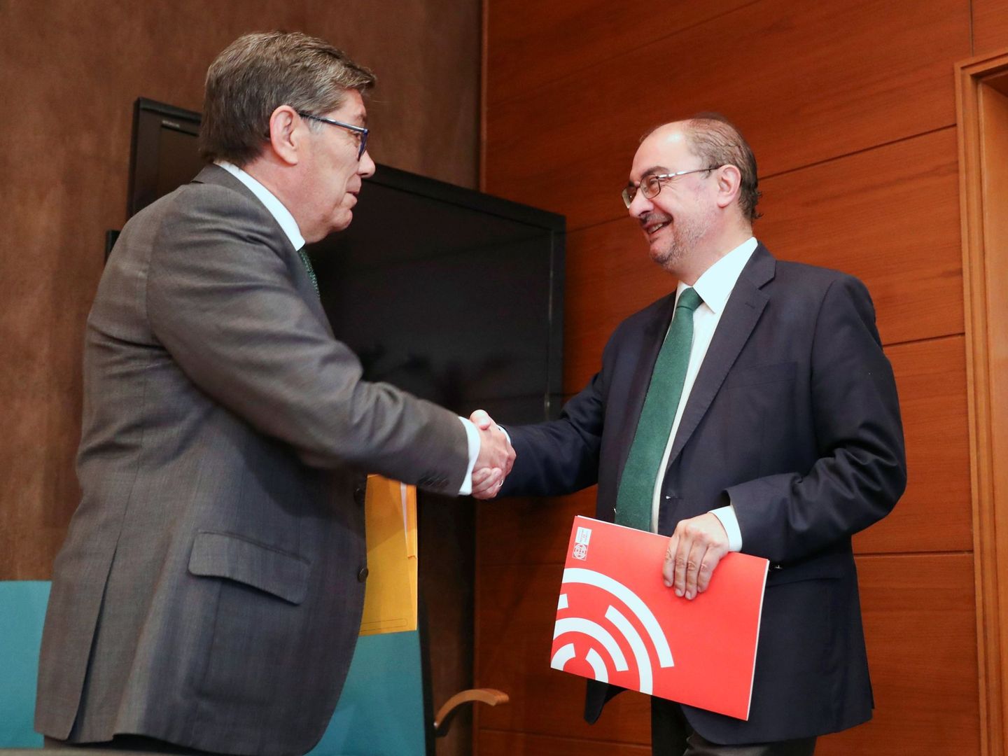 Javier Lambán (d) y el presidente del PAR, Arturo Aliaga, el pasado 7 de junio. (EFE)