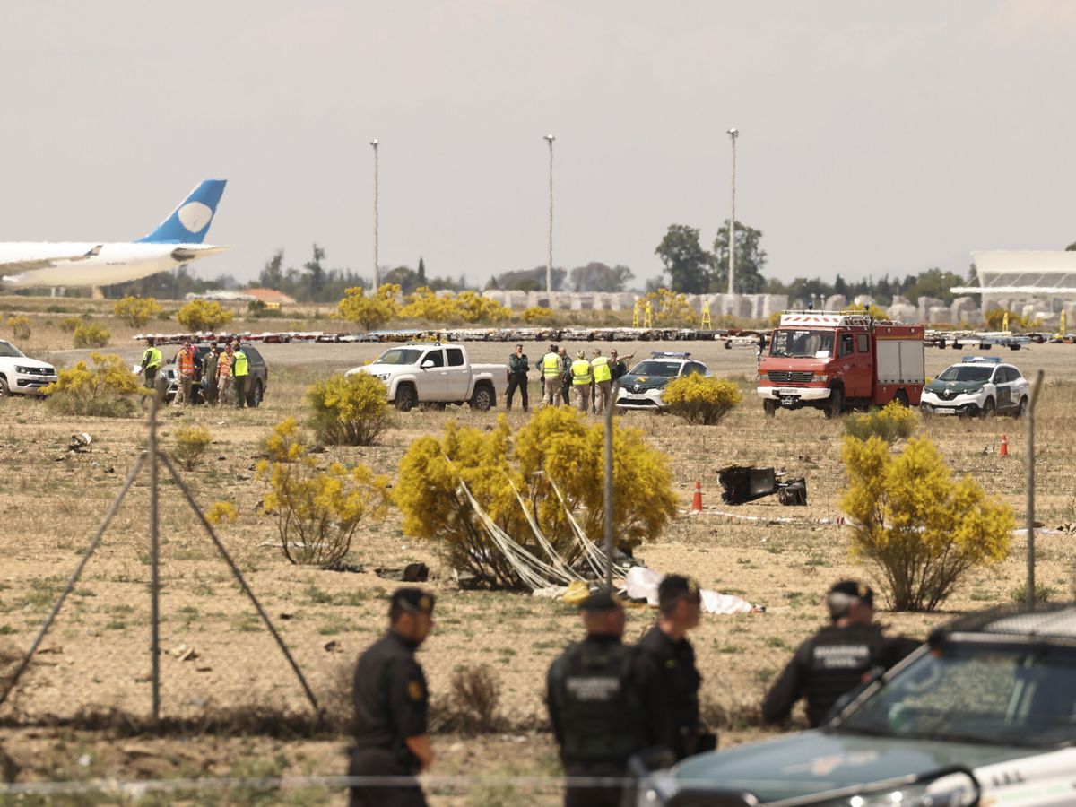 Foto: La explosión del bombardero se produjo en torno a las 12.00 horas al final de la pista 30 R. (EFE/Toni Galán)