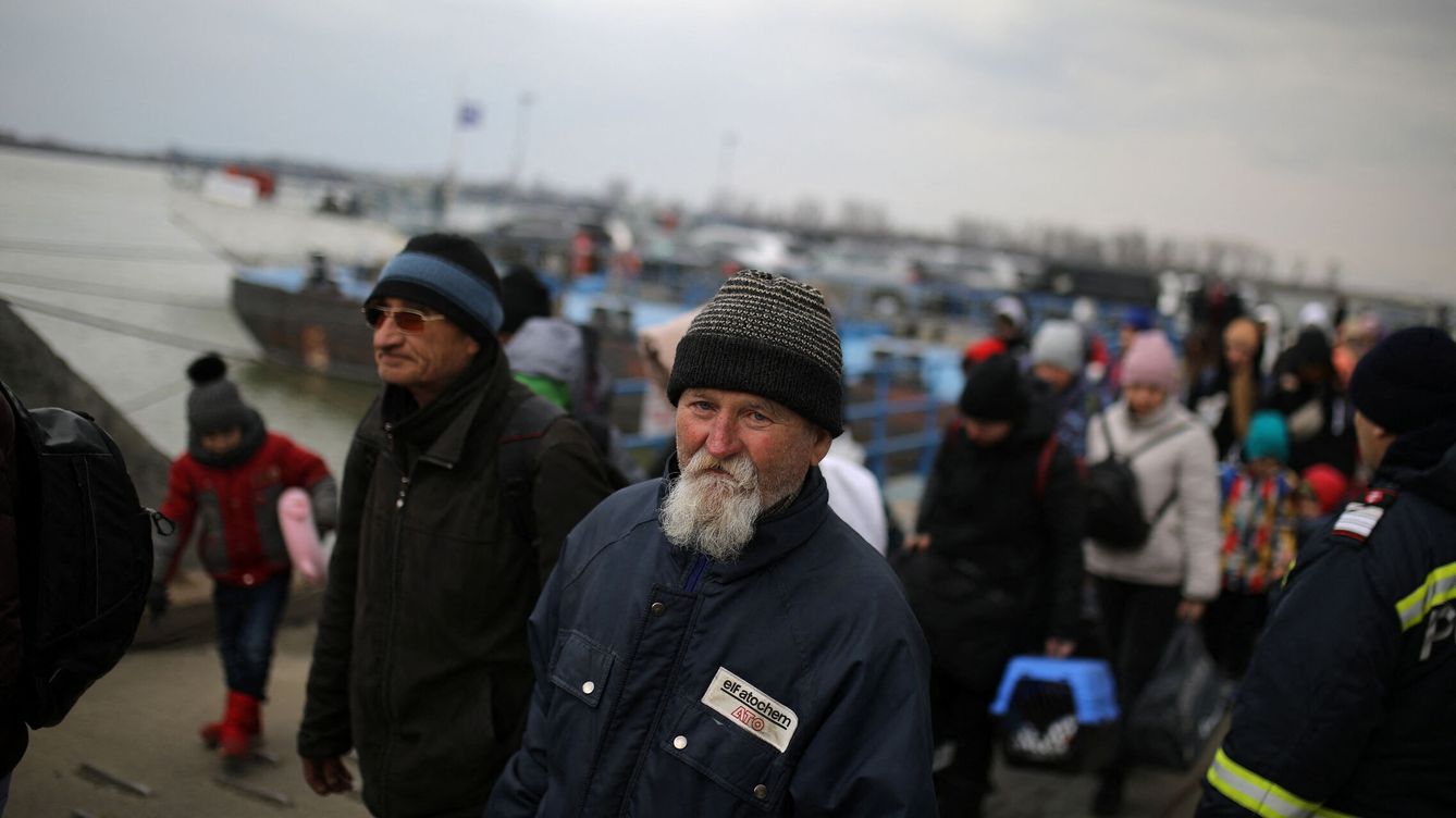 Foto: Refugiados ucranianos llegan al borde con Rumanía en Isaccea, cruzando el Danubio. (Reuters/Stoyan Nenov)