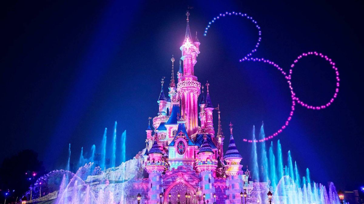 Mil trabajadores de Disneyland París protagonizan el pasacalles más inesperado 