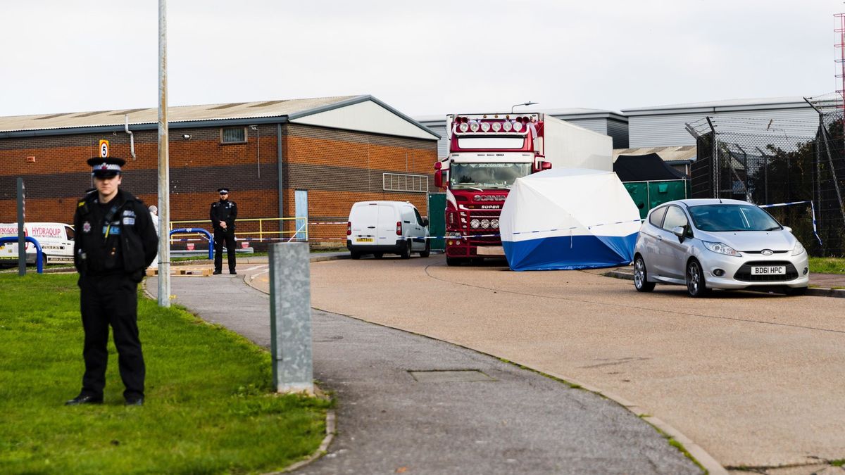 Rescatan a 18 personas de la bodega de un camión refrigerado en el sureste de Inglaterra