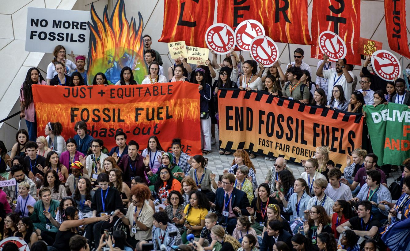 Protesta contra los combustibles fósiles en la COP28. (EFE/M. Divisek) 