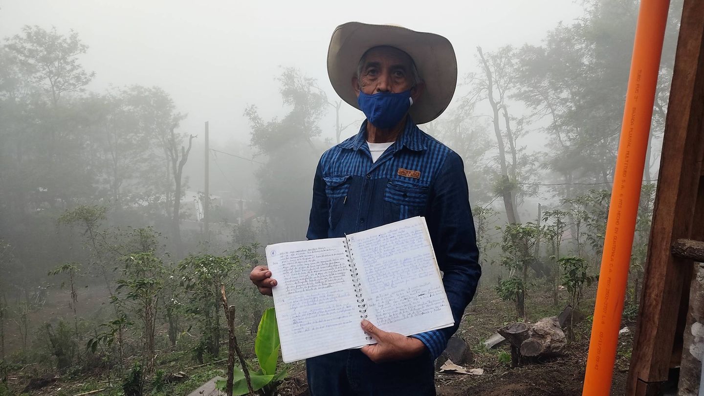 Adolfo Fajardo muestra uno de los cuadernos donde tiene registrados todos los movimientos del Volcán de Pacaya desde que tenía 11 años. (Asier Vera)