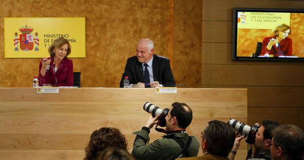 Foto: Elena Salgado y José Manuel Campa, en una foto de archivo en la sede del Ministerio de Economía cuando formaban parte del Gobierno de Zapatero. (EFE)