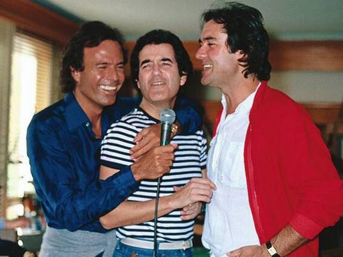 Foto: Julio Iglesias, cantando con el Dúo Dinámico. (TVE)