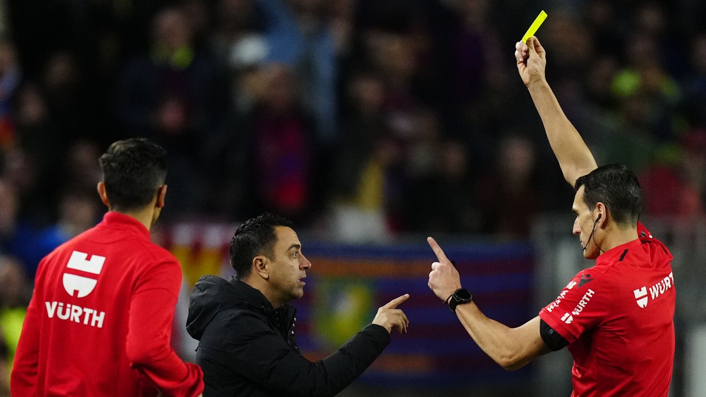 Xavi vio la amarilla por protestar al árbitro. (EFE/Enric Fontcuberta) 