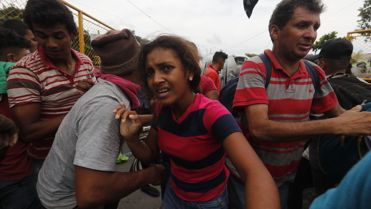 Miles de migrantes rompen la valla de Guatemala y México y se pelean con la Policía