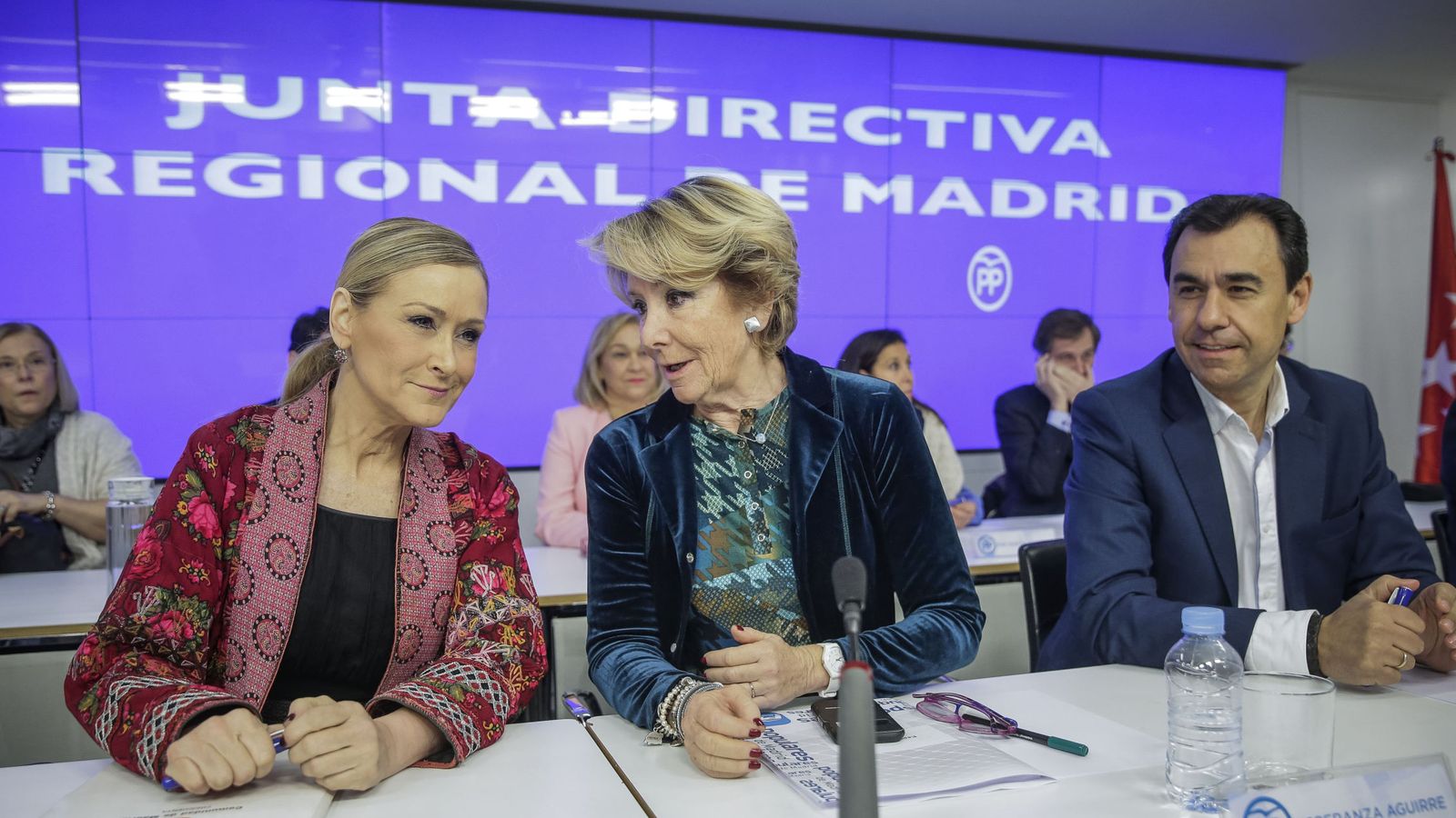 Foto: La presidenta del PP madrileño, Esperanza Aguirre, y la presidenta de la Comunidad de Madrid, Cristina Cifuentes. (EFE) 