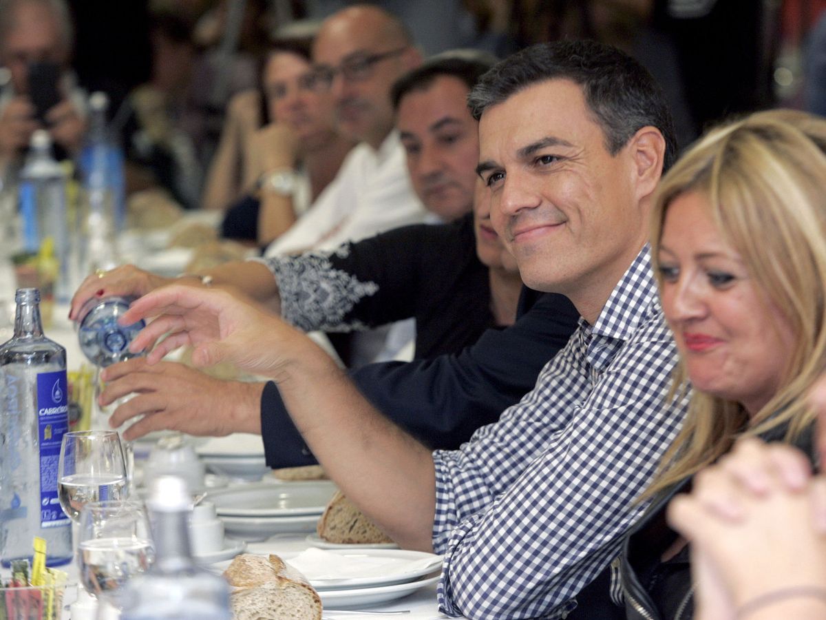 Foto: El secretario general del PSOE, Pedro Sánchez, durante la comida con simpatizantes en Ferrol. (EFE)